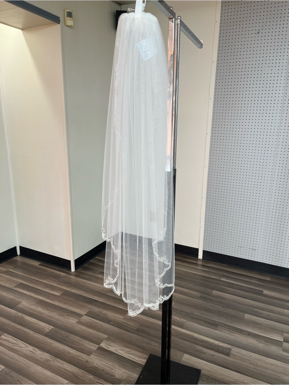 Beaded Edge Bridal Veil in Ivory - Picture 2 of 6